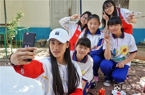 愛迪學校與太陽同行公益活動，愛迪學子為打工子弟學校學生修繕音樂教室