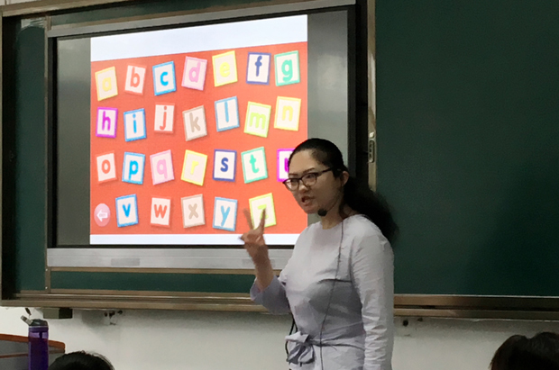 北外專家對邯鄲附中教師團隊進行業務提高培訓