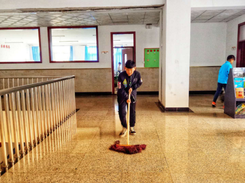 彎腰拾物 河北蒼龍國際學校校園的一道亮麗風景線