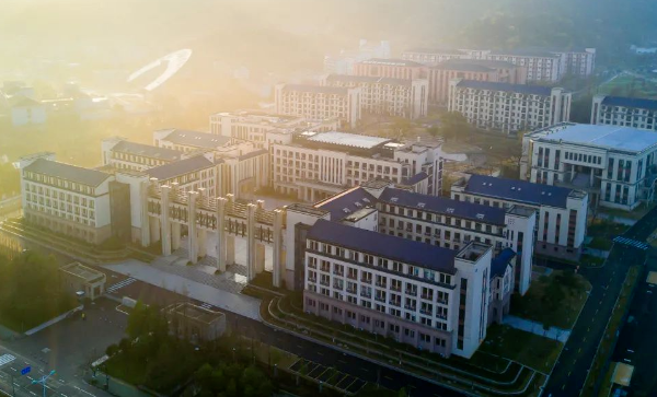杭州外國語學校2025年招生信息（學費、課程、招生人數）