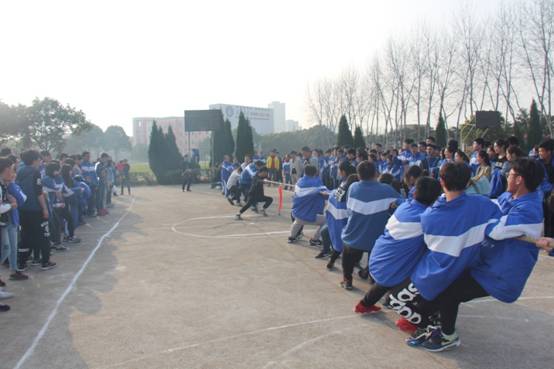 我校”陽光體育運動”系列活動—拔河比賽