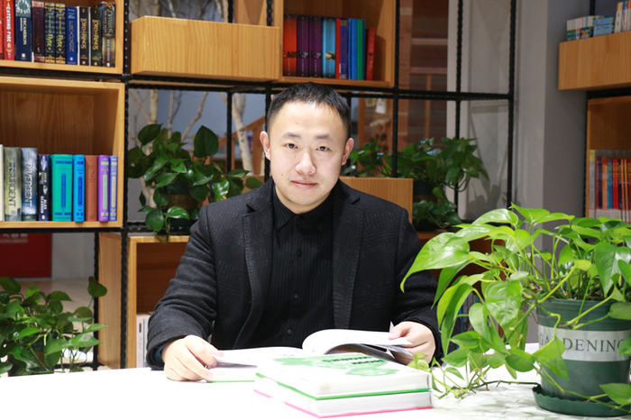 李晨 化學老師 畢業于西北大學，有機化學碩士，曾獲國家勵志獎學金，研究生國家獎學金。曾赴加拿大皇后大學參與研究項目。在權威科學期刊上發表研究文章數篇。從事多年化學課程，A level、IGCSE化學，AP化學教學
