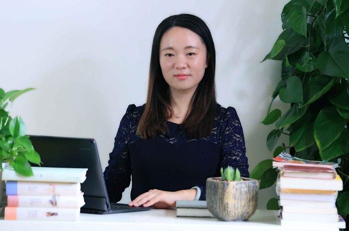 李小康 班主任 畢業于愛爾蘭都柏林大學，獲理學碩士學位。大學本科就讀于北京外國語大學，獲方大勵志求學獎學金。研究生期間，由都柏林大學選拔推薦至法國格勒諾布爾高等商學院交流學習。