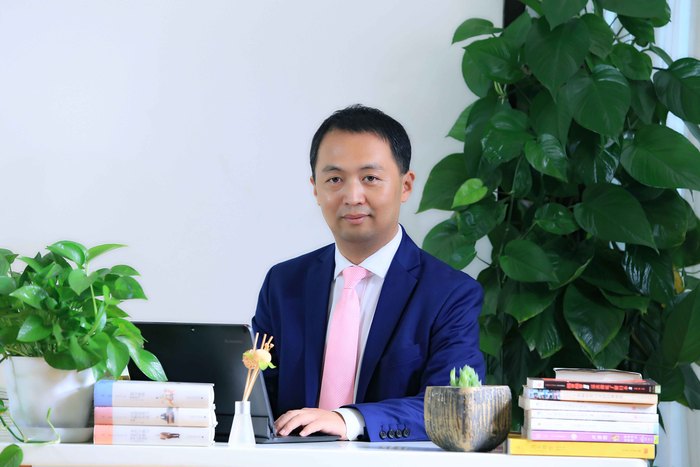 于中連 國際部主任 畢業于中國農業大學，獲博士學位。美國明尼蘇達大學藥學系博士后，德州大學博士后。專長于國際課程開發、中國學生國際化適用性解決方案制定和學生升學長期規劃。