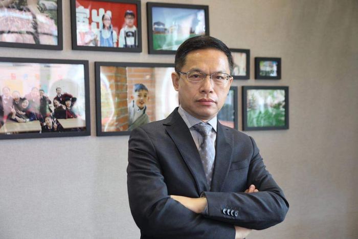 李海林校長畢業于美國 Towson University教育管理專業，獲碩士學位。曾任浙江師范大學人文學院教授、上海師范大學教育學院教授、上海市洋涇中學校長。