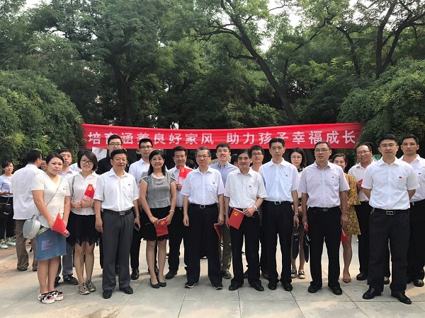 耀華中學(xué)黨員代表參加和平區(qū)紀(jì)念建黨96周年迎慶活動(dòng)